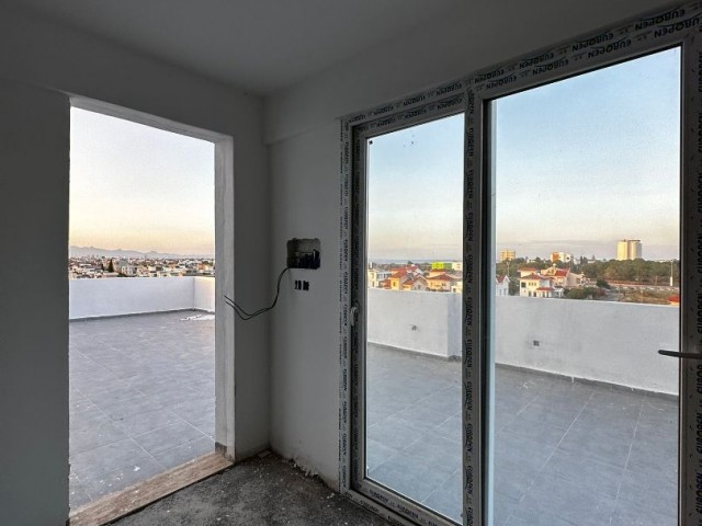 YENİBOĞAZİÇİ'NDE İNŞAATI YENİ BİTMİŞ 1+1 PENTHOUSE SATILIK 