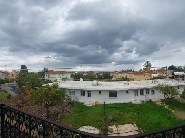 Historisches Dorfhaus zum Verkauf in einem Obstgarten im Zentrum von doganköy ** 