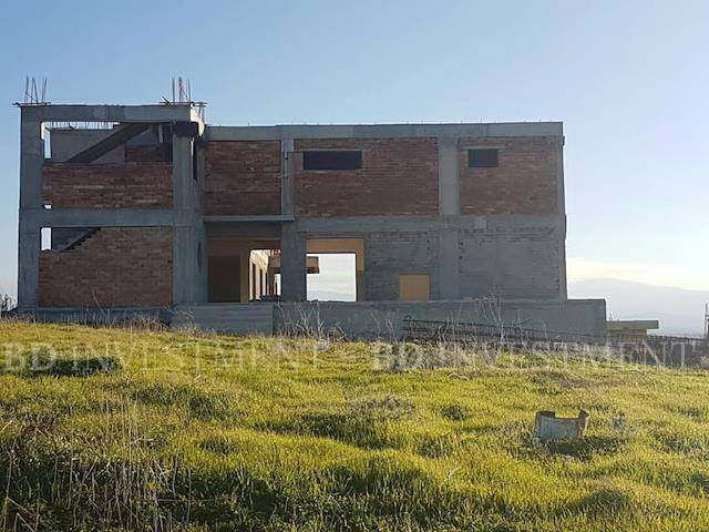 2 Hektar Land mit Meerblick in einer halbfertigen Villa in einem mediterranen Dorf