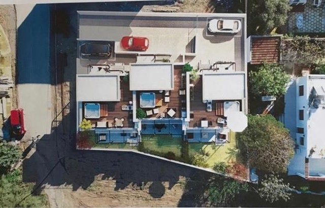 Karşıyaka'da 2+1 Dağ ve Deniz Manzaralı Bahçeli Teraslı Triplex Villa