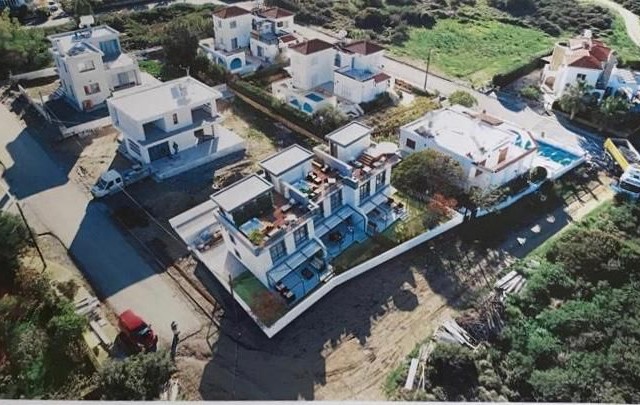 Karşıyaka'da 2+1 Dağ ve Deniz Manzaralı Bahçeli Teraslı Triplex Villa