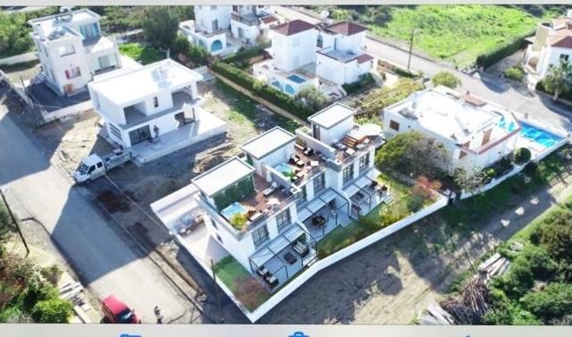 Karşıyaka'da 2+1 Dağ ve Deniz Manzaralı Bahçeli Teraslı Triplex Villa