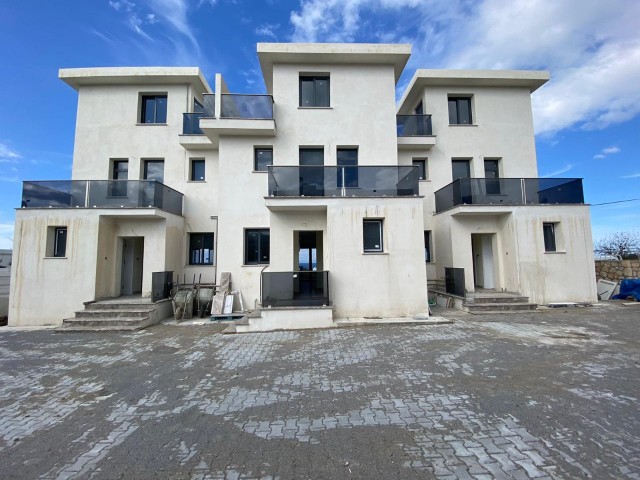 Karşıyaka'da 2+1 Dağ ve Deniz Manzaralı Bahçeli Teraslı Triplex Villa