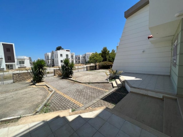 2+1 Wohnung mit eigenem Garten zum Verkauf in Kyrenia - Karaoglanoglu ** 