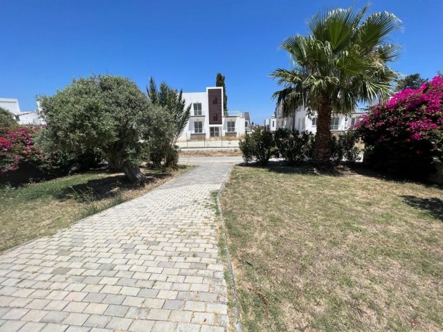 2+1 Wohnung mit eigenem Garten zum Verkauf in Kyrenia - Karaoglanoglu ** 