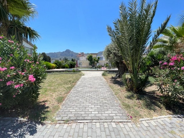 2+1 Wohnung mit eigenem Garten zum Verkauf in Kyrenia - Karaoglanoglu ** 