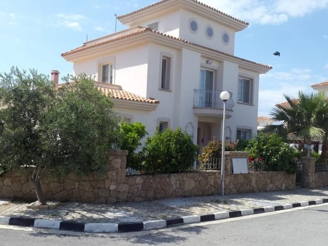 Girne Alsancak'ta Kiralık Lüks Villa