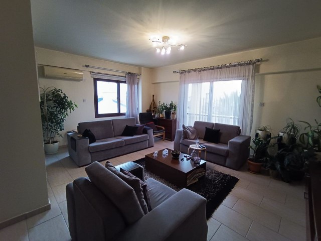 LEFKOŞA MERKEZDE SATILIK 3+1 DAİRE  MASRAFSIZ VE GENİŞ