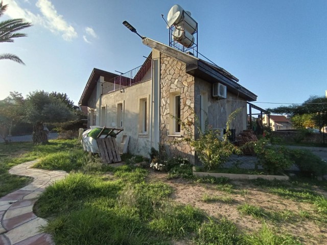 ZU VERKAUFEN IN EINEM KOMPLEX MIT POOL IN KARIYAKA, CA. 1 ACRE LANDFLÄCHE