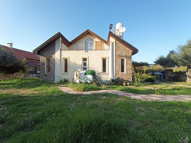 ZU VERKAUFEN IN EINEM KOMPLEX MIT POOL IN KARIYAKA, CA. 1 ACRE LANDFLÄCHE