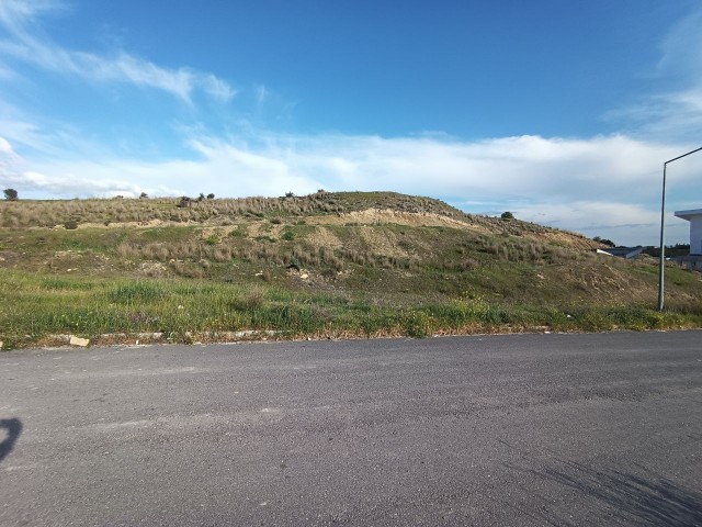 GRUNDSTÜCKE IN LEFKOŞA, DIE STADT ZU IHREN FÜSSEN