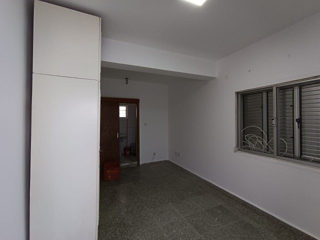 آپارتمان 3+1 طبقه اول برای اجاره به دانشجویان در خیابان DEREBOY در KÖŞKLÜÇİFTLİK
