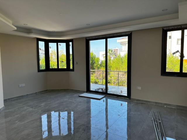 2+1 Flat for Sale in Girne Karaoğlanoğlu, Walking Distance to the Sea and Gau