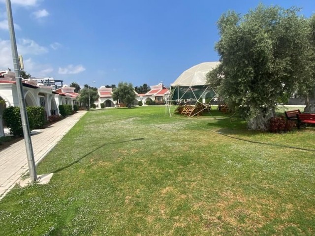 2+1 BUNGALOW ZU VERMIETEN IN GİRNE CENTRAL DOĞANKÖY BEZIRK, HOTELKONZEPT MIT POOLPLATZ