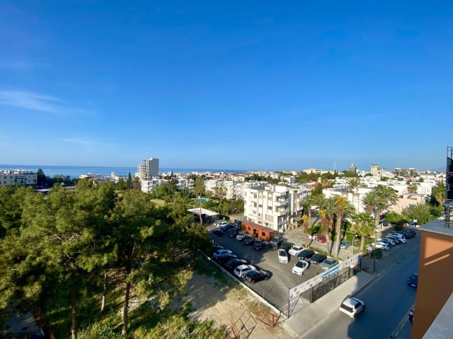 3+1 Penthouse-Wohnung zur Miete im Zentrum von Kyrenia mit Berg- und Meerblick ...