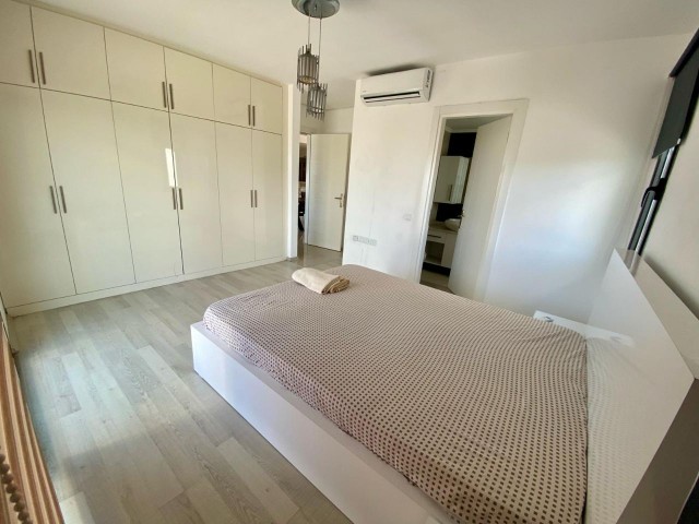 Girne Merkezde Dağ ve Deniz Manzaralı Kiralık 3+1 Penthouse Daire...