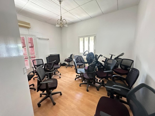 SCHULABTEILUNG IM KYRENIA CENTER. BÜRO ZU VERMIETEN...