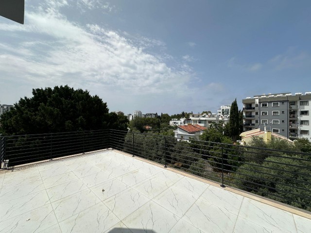Komplett möbliertes 4+1 Penthouse zum Verkauf im Kyrenia Center