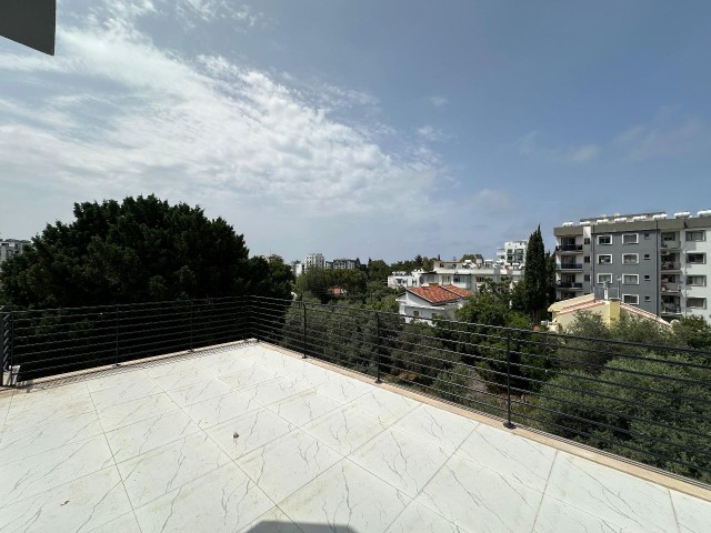 Komplett möbliertes 4+1-Penthouse zum Verkauf im Zentrum von Kyrenia ...