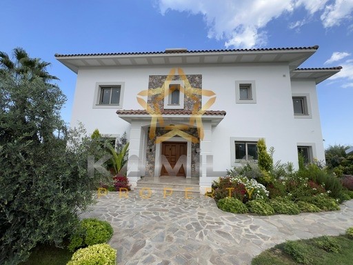 Yeşiltepe’de Satılık 5+1 Yeni Havuzlu Villa