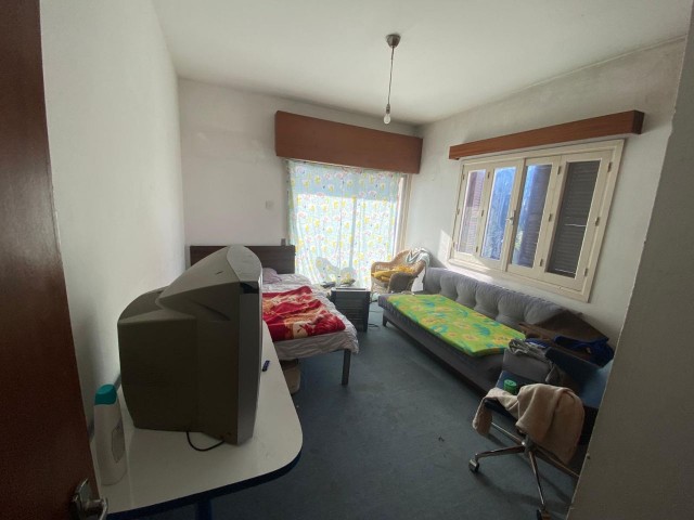 Kyrenia/Central 3+1 Wohnung im zweiten Stock zu verkaufen