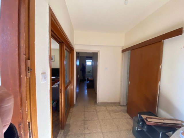 Kyrenia/Central 3+1 Wohnung im zweiten Stock zu verkaufen