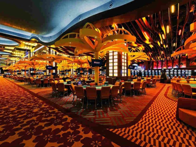 Girne'de faal durumda satılık hotel&casino