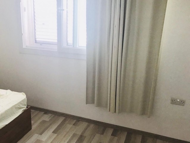 Girne merkezde havuzlu sitede satılık geniş 3+1 daire