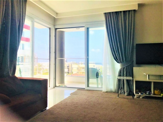 Girne merkezde havuzlu sitede satılık geniş 3+1 daire