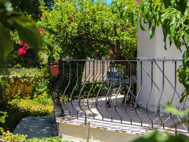 Three bedroom resale apartment in Alsancak 