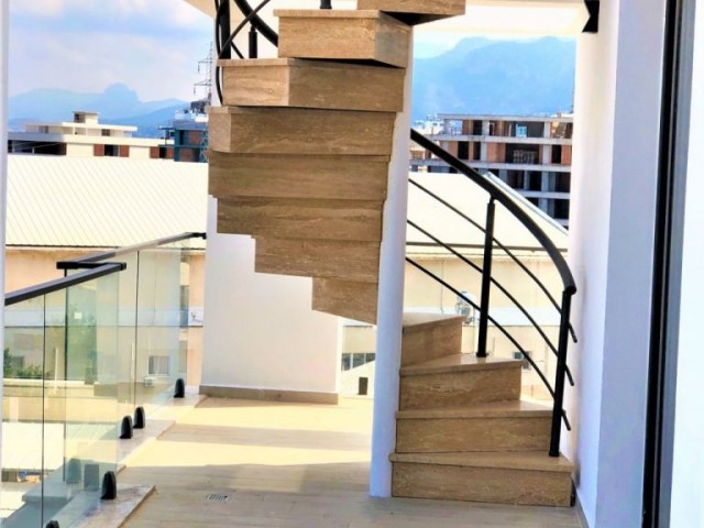 Kıbrıs/Girne merkezde satılık muhteşem 2+1 penthouse daire