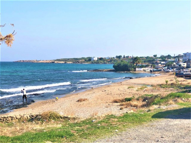 Karaoğlanoğlu bölgesinde satılık denize sıfır iki katlı  müstakil ev.