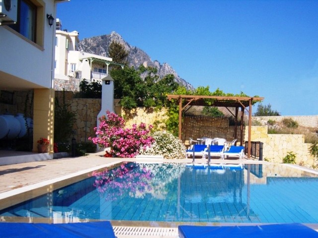 Wonderful resale  villa with a swimming pool and breathtaking sea view 