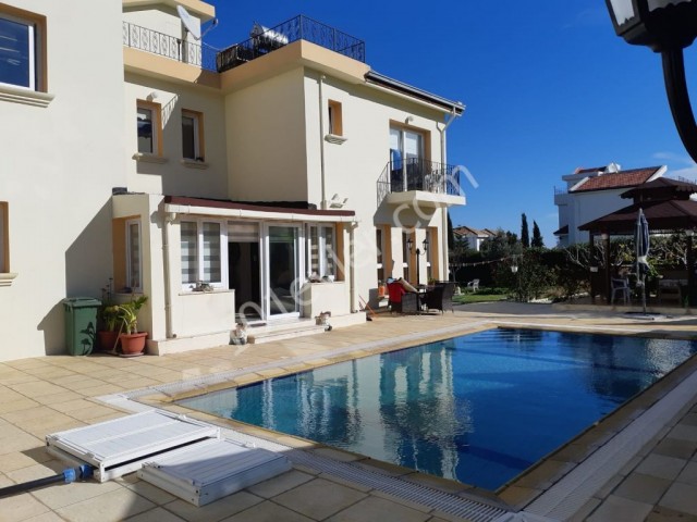 VOLL MÖBLIERTE 3 + 2 VILLA MIT PRIVATEM POOL IN ALSANCAKTA!!! ** 