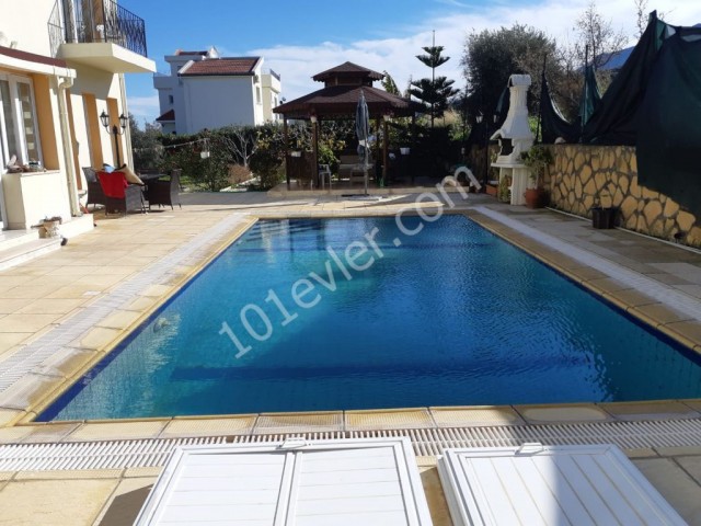 VOLL MÖBLIERTE 3 + 2 VILLA MIT PRIVATEM POOL IN ALSANCAKTA!!! ** 