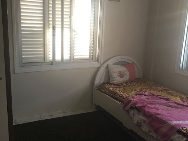 Geräumige 3 + 1 Wohnung zum Verkauf im Zentrum von Kyrenia ** 