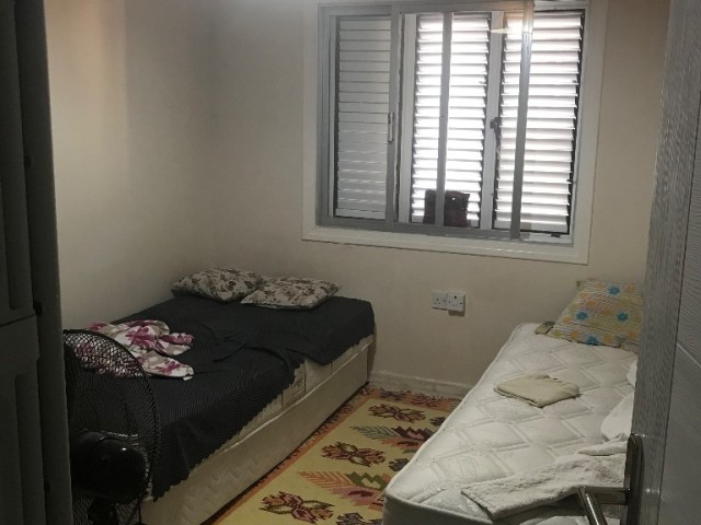 Geräumige 3 + 1 Wohnung zum Verkauf im Zentrum von Kyrenia ** 