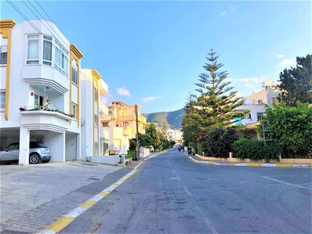 Girne'nin en güzel sokağında kiralık geniş 3+1 daire.