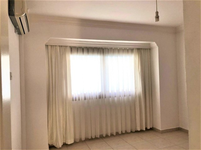 Girne'nin en güzel sokağında kiralık geniş 3+1 daire.