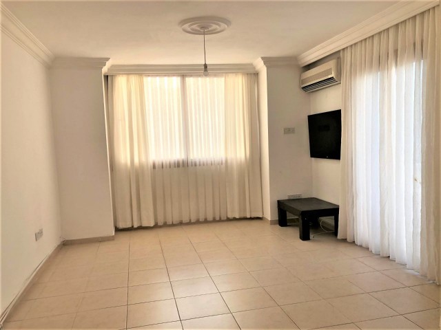 Girne'nin en güzel sokağında kiralık geniş 3+1 daire.