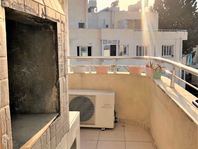 Girne'nin en güzel sokağında kiralık geniş 3+1 daire.