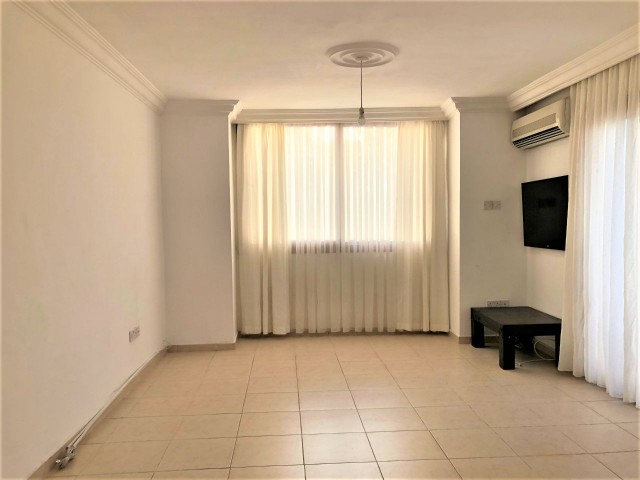 Girne'nin en güzel sokağında kiralık geniş 3+1 daire.