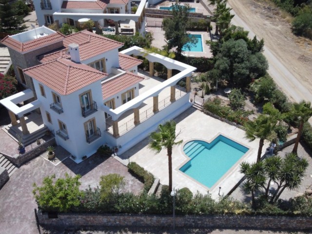 Alsancak bölgesinde büyük bahçeli villa