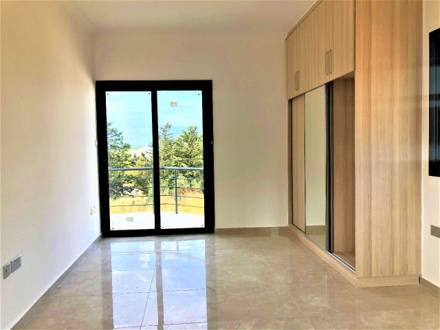 Alsancak bölgesinde satılık 1200m2 arsa içinde villa