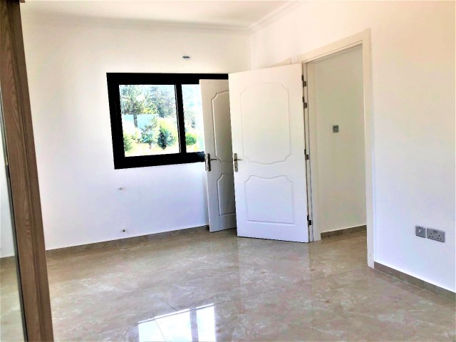 Alsancak bölgesinde satılık 1200m2 arsa içinde villa