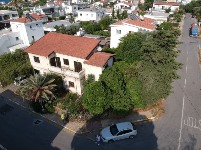 A large villa for sale near the main road can be used for commercial purposes. ** 