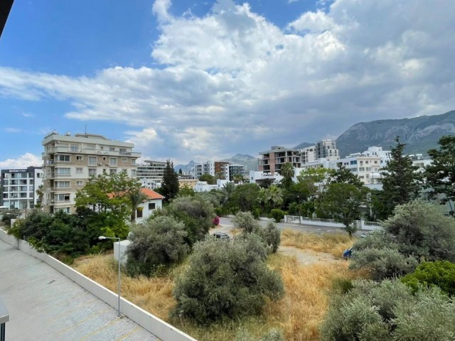 Girne merkezde lüks rezidansta satılık 2 yatak odalı daire