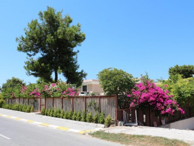 Girne merkezde satılık 4+1 özel havuzlu villa