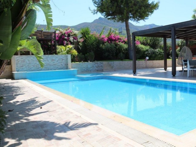 Girne merkezde satılık 4+1 özel havuzlu villa