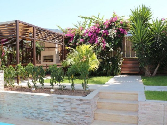 Girne merkezde kiralık 4+1 özel havuzlu villa